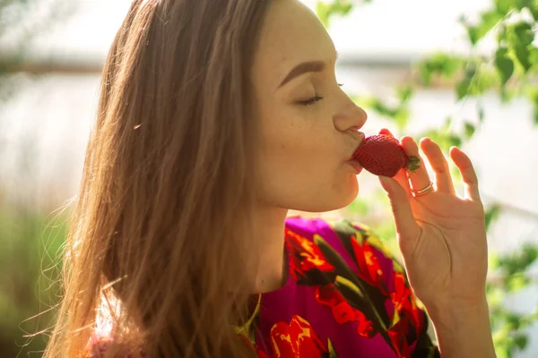 Mooi meisje eten aardbeien — Stockfoto