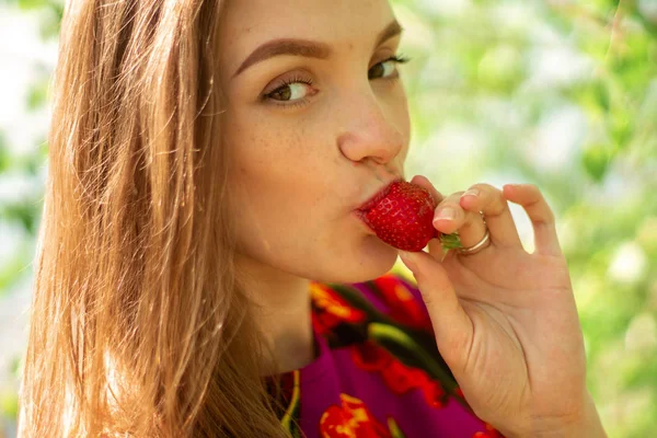 Όμορφο κορίτσι τρώει φράουλες — Φωτογραφία Αρχείου