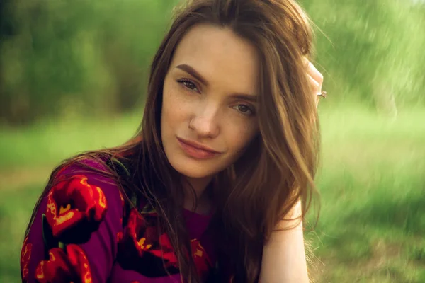 Retrato de menina bonita na natureza — Fotografia de Stock