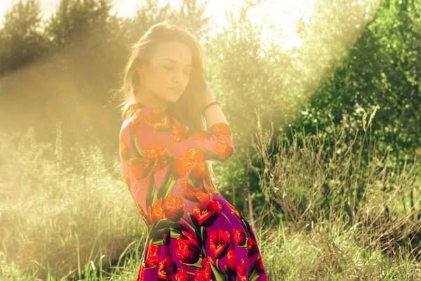 Pregnant girl in dress in nature — Stock Photo, Image