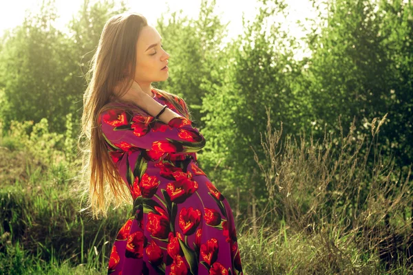 Gravid flicka i klänning i naturen — Stockfoto