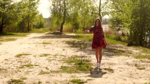 Gadis hamil dengan gaun berjalan melalui kayu — Stok Video