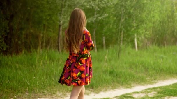 Fille enceinte en robe marche à travers le bois — Video