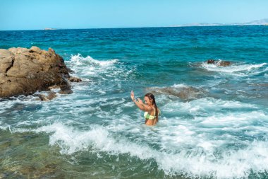 Sevimli genç kız eğleniyor deniz yaz saati