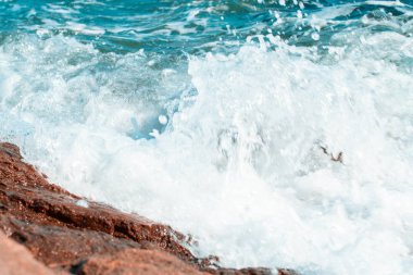 Dalgalı ve taşlı deniz manzarası