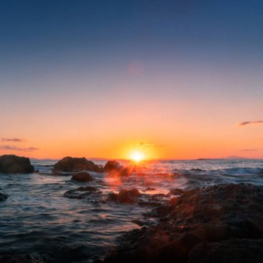 deniz kenarındaki sıcak yaz günbatımı güzellik