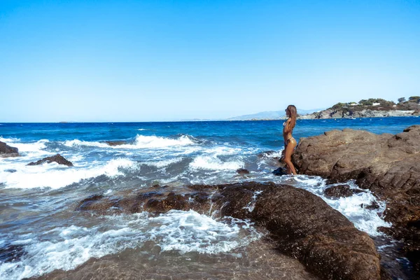 Sexig ung flicka i den ocean poserar — Stockfoto