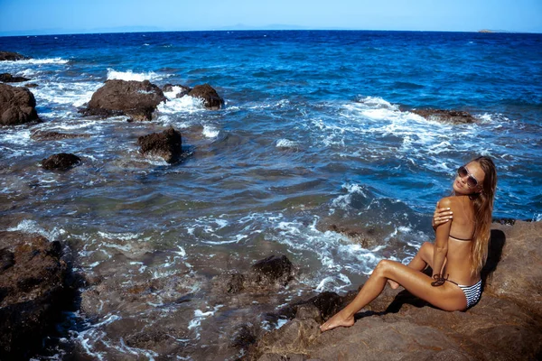 바다 포즈에서 섹시 한 젊은 여자 — 스톡 사진