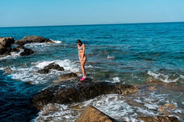 Ung flicka ha kul i havet sommartid — Stockfoto