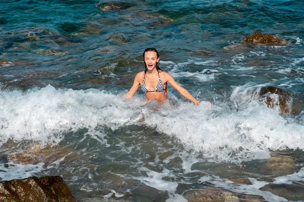 Menina bonito se divertindo no mar hora de verão — Fotografia de Stock