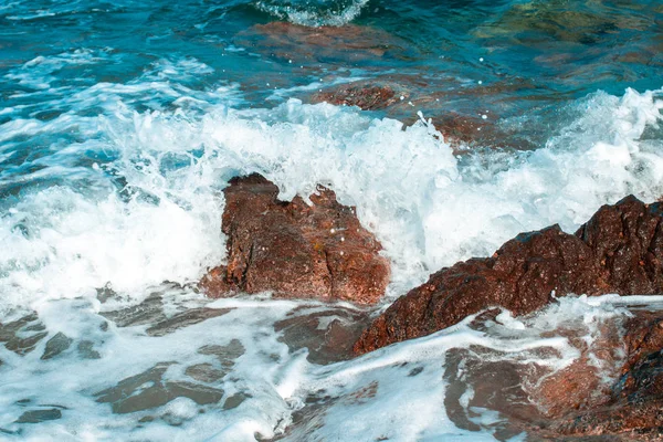 Capa marinha com ondas e rochas — Fotografia de Stock