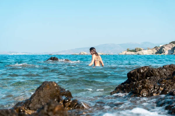 Jovem garota se divertindo no mar hora de verão — Fotografia de Stock