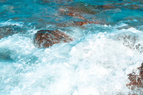Морський пейзаж з хвилями і камінням — стокове фото