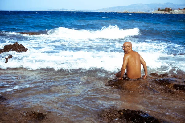 Handsome man on the marine rocky shore — Stock Photo, Image