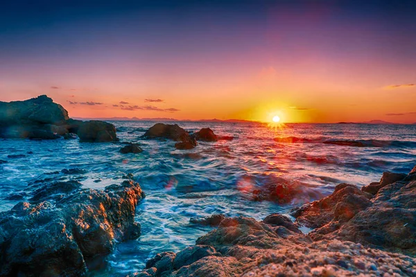 Ciepły letni zachód słońca nad morzem — Zdjęcie stockowe