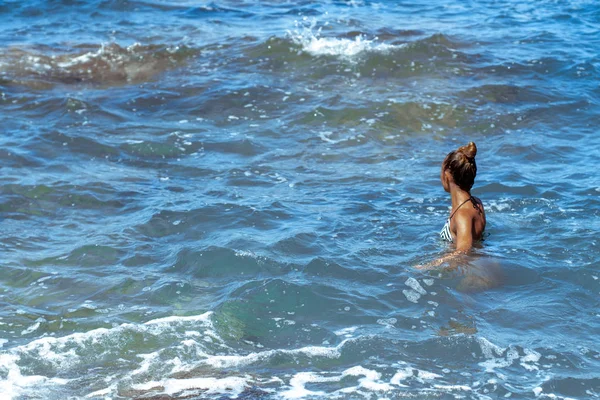 Cutie young girl having fun in sea summer time — Stock Photo, Image