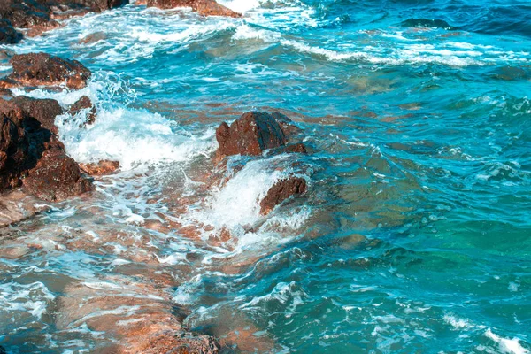 Capa marinha com ondas e rochas — Fotografia de Stock