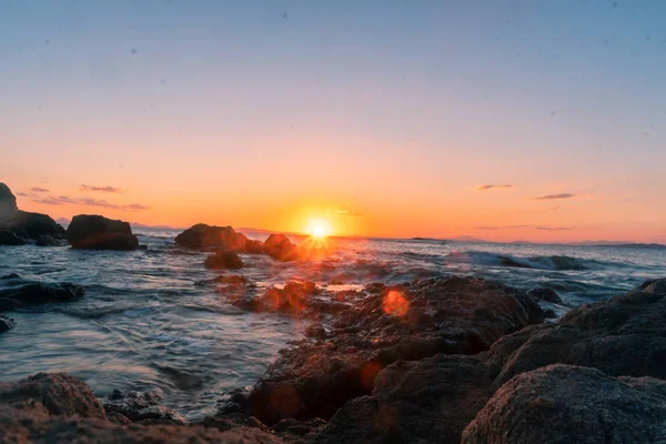 Warme zomer zonsondergang aan zee — Stockfoto