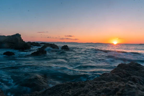 Ciepły letni zachód słońca nad morzem — Zdjęcie stockowe