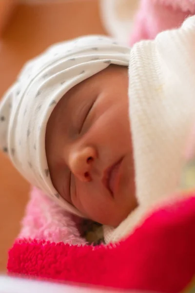Portré egy aranyos újszülött lány — Stock Fotó