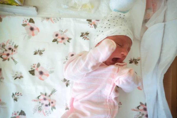 Retrato de una linda niña recién nacida — Foto de Stock