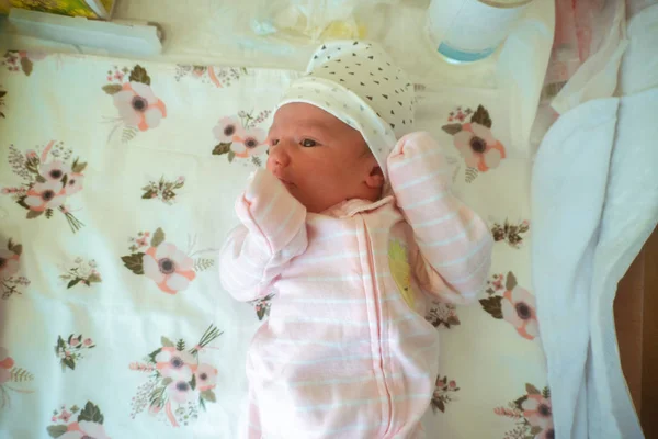 Retrato de una linda niña recién nacida — Foto de Stock