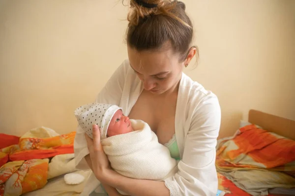 ママと彼女の小さな新生児の女の子 — ストック写真