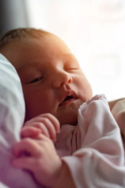 Pequena menina dorme em mãos mãe — Fotografia de Stock