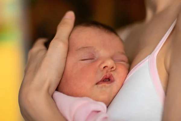 작은 아기 소녀는 어머니의 손에 자고 — 스톡 사진