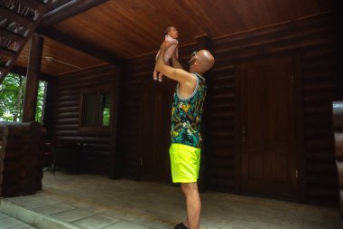 Baba kollarında sevimli küçük bebek