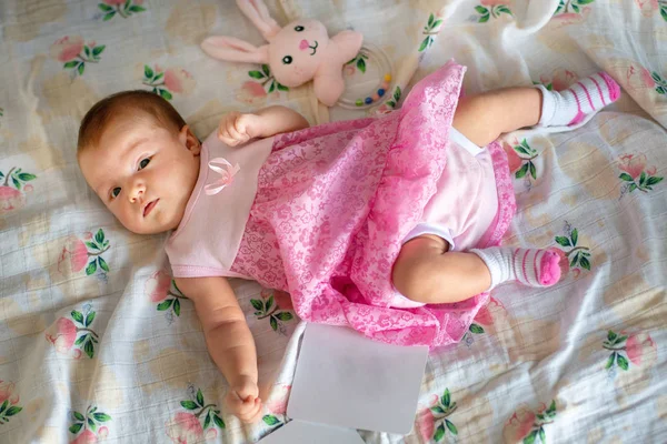 Bedårande nyfödd flicka i rosa klänning — Stockfoto