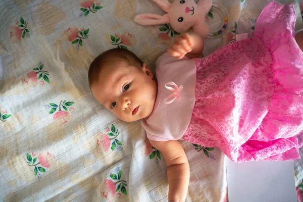 Adorable niña recién nacida en vestido rosa —  Fotos de Stock