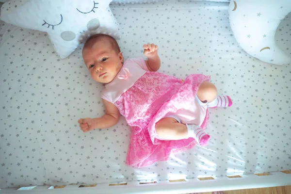 Bedårande nyfödd flicka i rosa klänning — Stockfoto