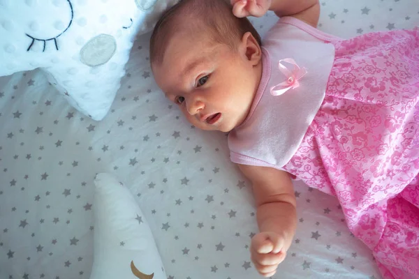 Adorable niña recién nacida en vestido rosa — Foto de Stock