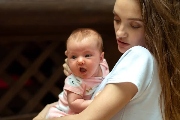 手に小さな女の赤ちゃんを持つ魅力的な若い母親 — ストック写真