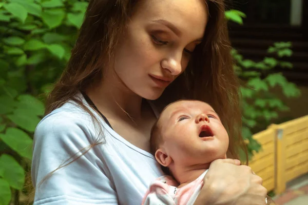 手に小さな女の赤ちゃんを持つ魅力的な若い母親 — ストック写真