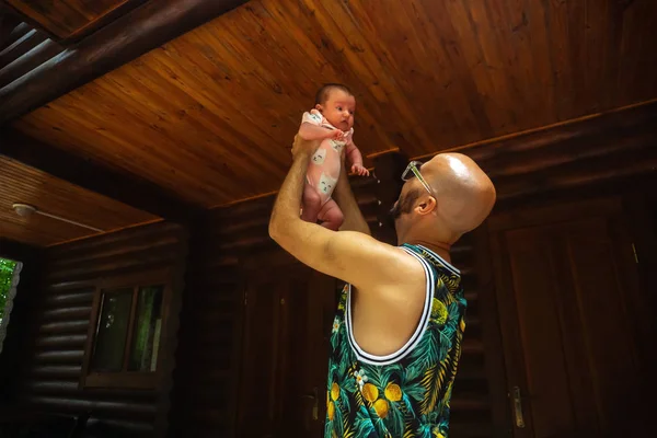 Lindo bebé en los brazos de papá — Foto de Stock