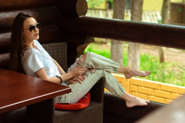 Sexy dama en gafas de sol en la casa de madera posando — Foto de Stock