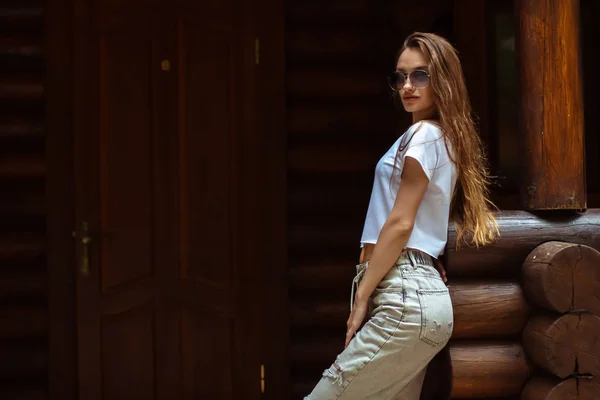 Sexy dama en gafas de sol en la casa de madera posando — Foto de Stock