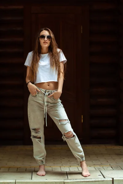 Sexy dama en gafas de sol en la casa de madera posando — Foto de Stock