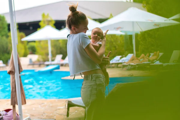 Mladá matka uklidňuje bazén s nově narozená dcerou — Stock fotografie