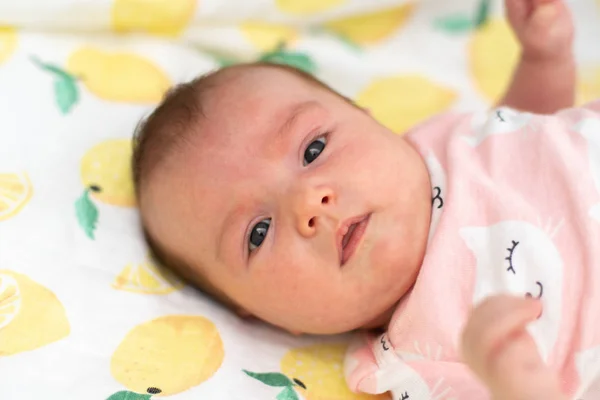 Vértes portréja egy szép kis baba lány — Stock Fotó