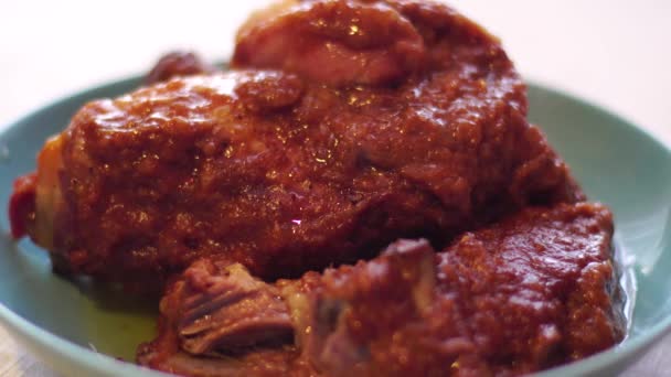 Вкусные ребрышки барбекю с соусом — стоковое видео