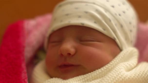Closeup of newborn girl sleeping in maternity hospital — Stock Video