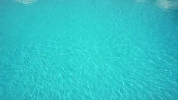 Υφή γαλάζιου νερού στην πισίνα — Αρχείο Βίντεο