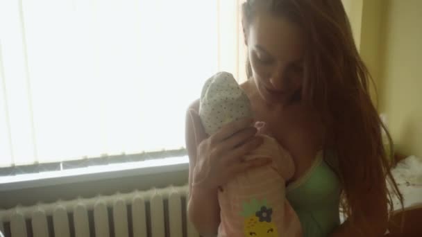 生まれたばかりの赤ちゃんと美しい若いママ — ストック動画