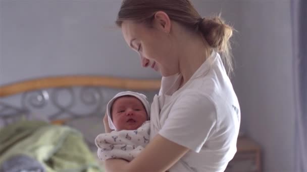 Bela Jovem Mãe Com Bebê Recém Nascido — Vídeo de Stock