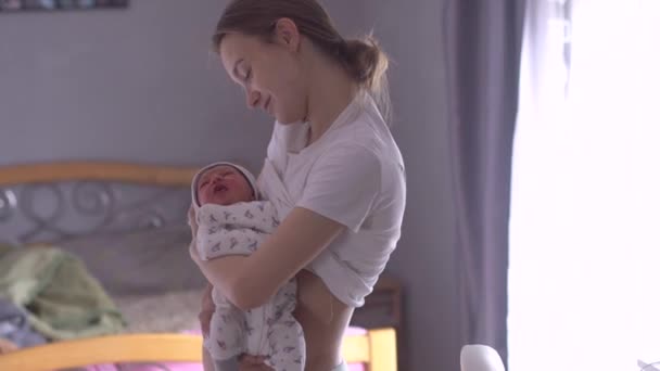 Schöne Junge Mutter Mit Neugeborenem Baby — Stockvideo