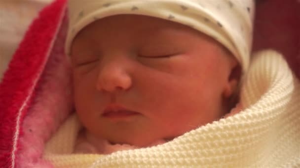 Κοντά Στο Χαριτωμένο Μικρό Νεογέννητο Κορίτσι — Αρχείο Βίντεο