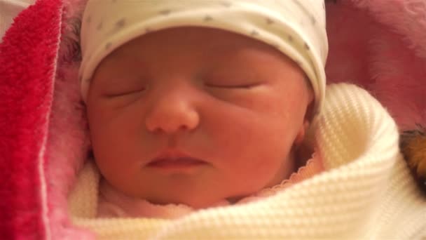 Nahaufnahme Von Niedlichen Kleinen Neugeborenen Mädchen — Stockvideo